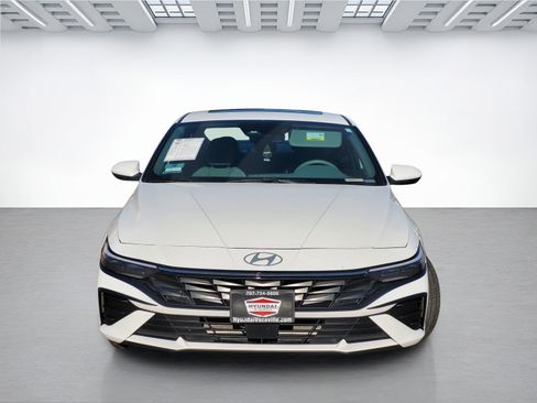 Certified 2025 Hyundai Elantra SEL image 2