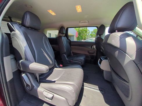 Used 2025 Kia Carnival FWD image 31