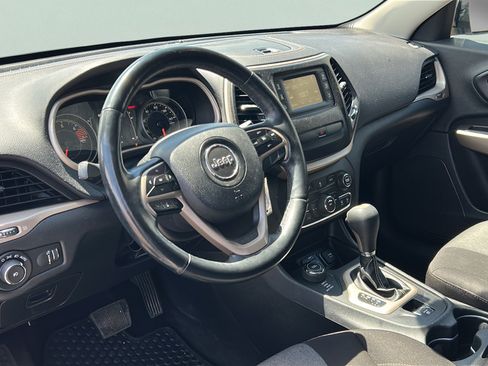 Used 2018 Jeep Cherokee Latitude w/ Altitude Package AWD/4WD image 13