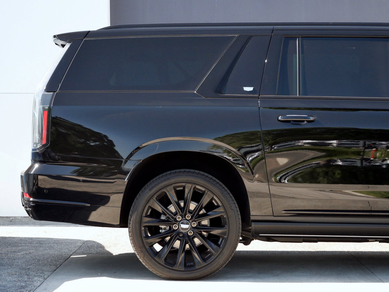 Used 2026 Cadillac Escalade ESV Platinum Sport w/ LPO, ONYX Package AWD/4WD image 7