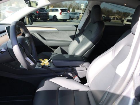 Used 2024 Tesla Model Y Performance image 19