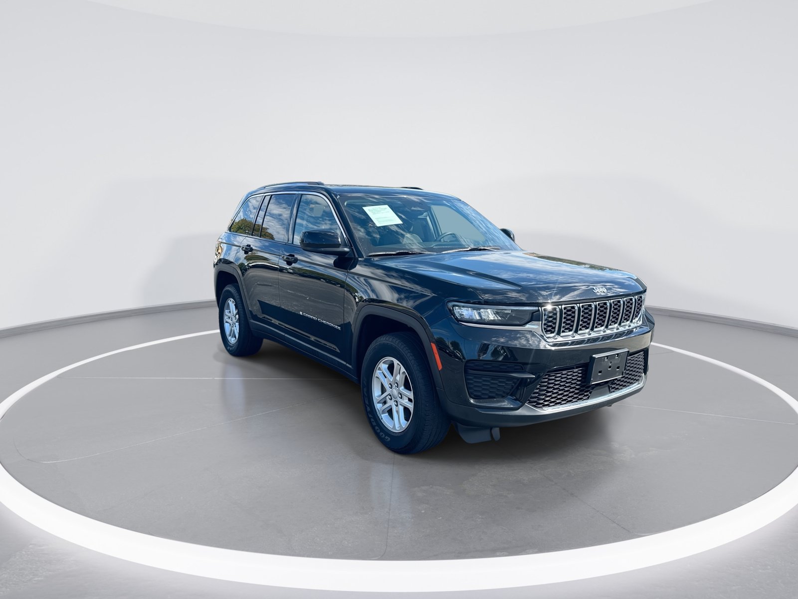 Used 2023 Jeep Grand Cherokee Laredo w/ Luxury Tech Group I AWD/4WD image 2