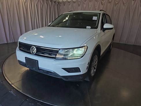 Used 2018 Volkswagen Tiguan SE w/ Panoramic Sunroof Package FWD image 3