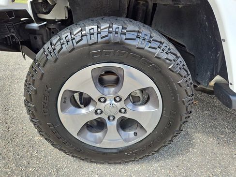 Used 2018 Jeep Wrangler Unlimited Sahara w/ Connectivity Group image 27