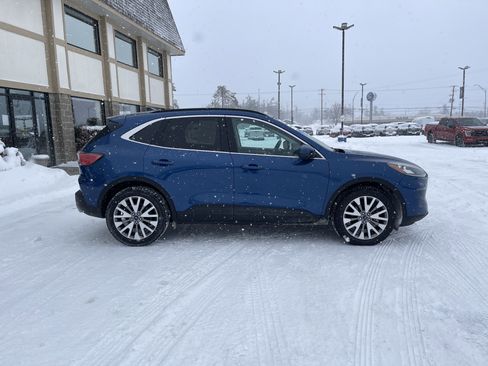 Certified 2022 Ford Escape Titanium image 2