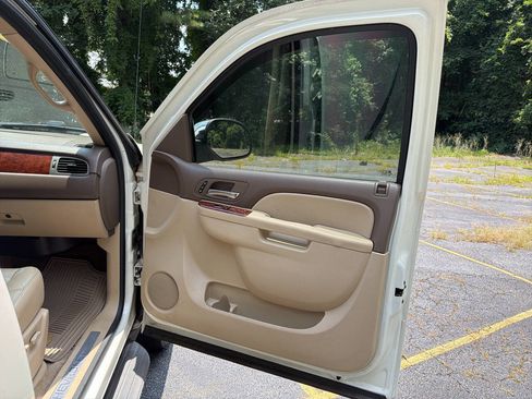Used 2012 Chevrolet Avalanche LTZ RWD image 20