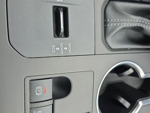 Used 2024 Toyota Highlander LE image 30