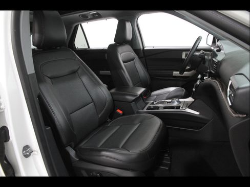 Certified 2022 Ford Explorer Limited w/ Equipment Group 301A image 18