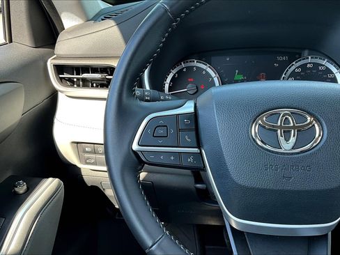 Used 2023 Toyota Highlander XLE image 11