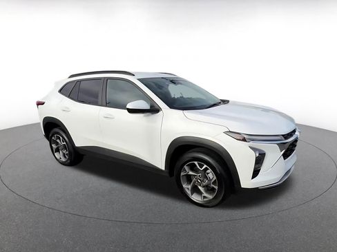 Used 2025 Chevrolet Trax LT image 2