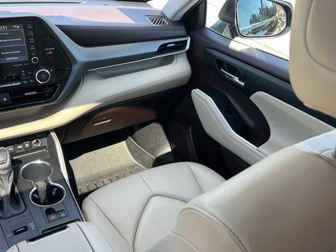Used 2021 Toyota Highlander XLE AWD/4WD image 21