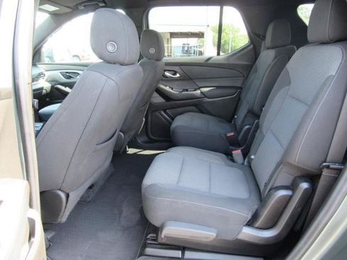 Used 2022 Chevrolet Traverse LT FWD image 35