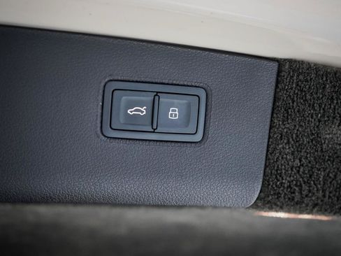 Used 2021 Bentley Bentayga AWD/4WD image 11