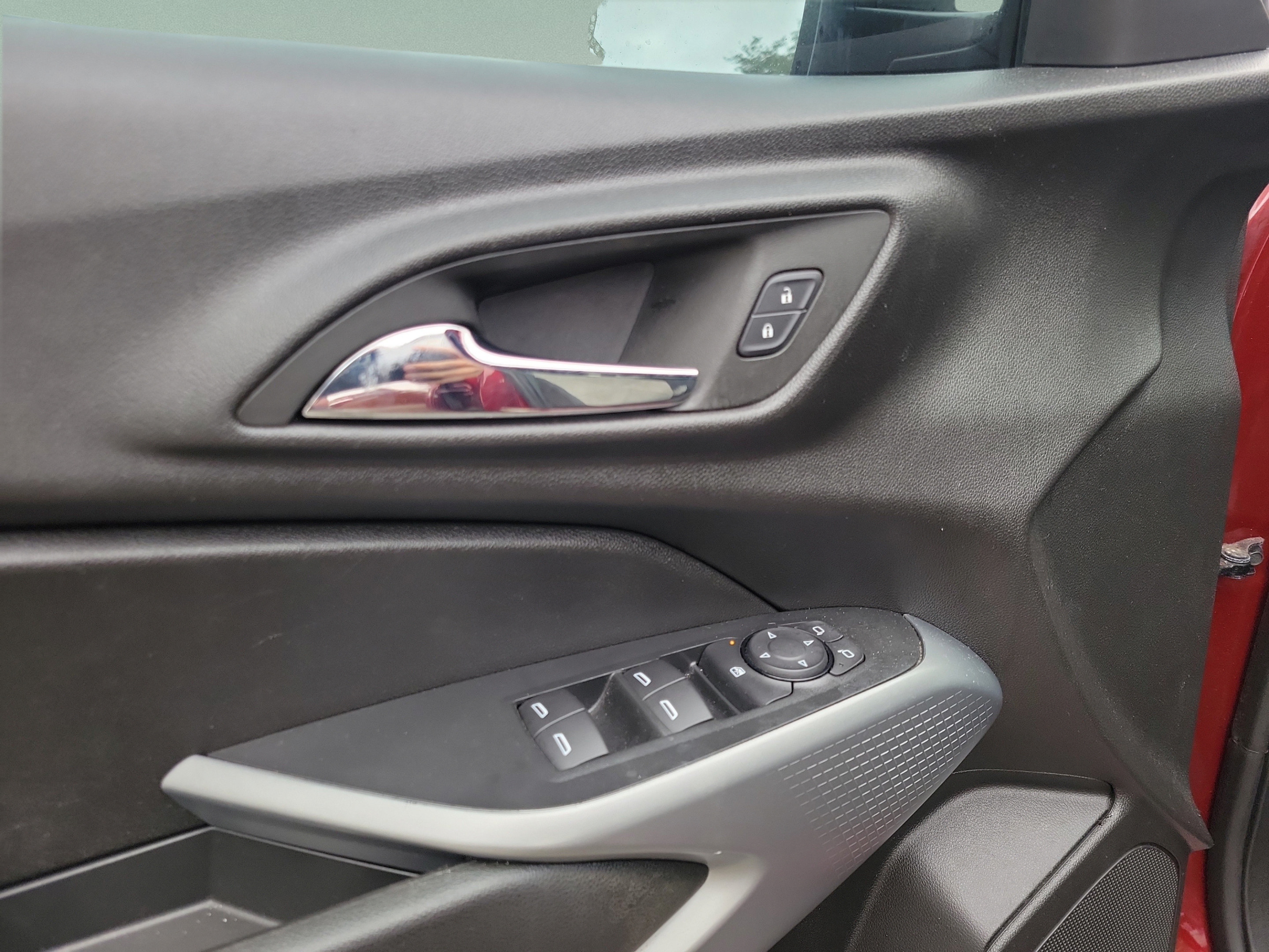 Used 2024 Chevrolet Trax RS w/ Sunroof Package FWD image 12