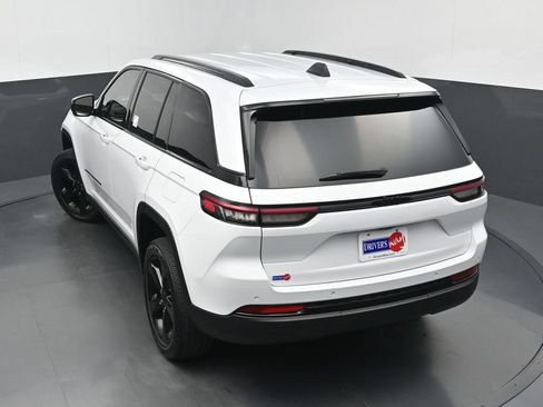 Used 2023 Jeep Grand Cherokee Altitude RWD image 35