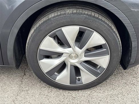 Used 2024 Tesla Model Y Long Range image 9