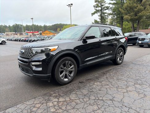 Used 2023 Ford Explorer XLT w/ Equipment Group 202A AWD/4WD image 3