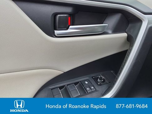 Used 2019 Toyota RAV4 XLE Premium FWD image 11