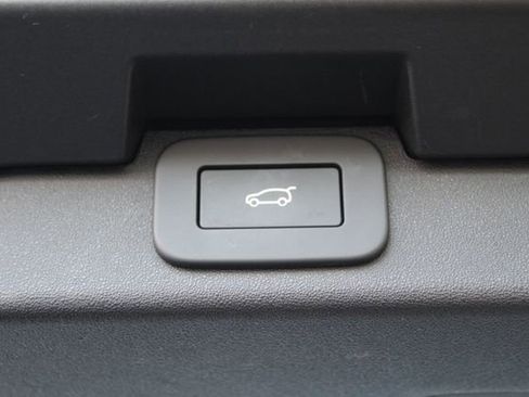 Used 2025 Land Rover Discovery Dynamic SE image 25