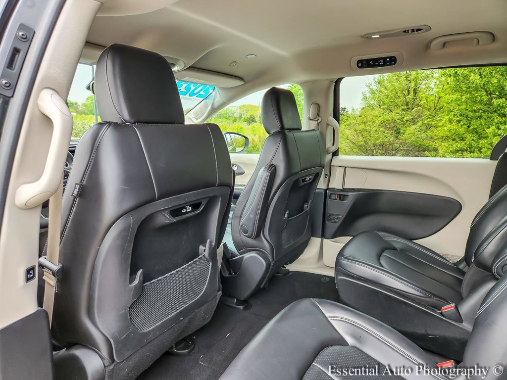 Used 2023 Chrysler Pacifica Touring-L FWD image 12