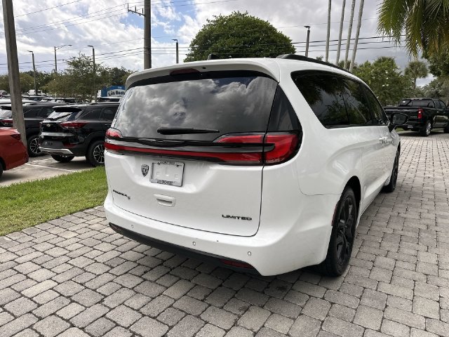Used 2025 Chrysler Pacifica Limited FWD image 37