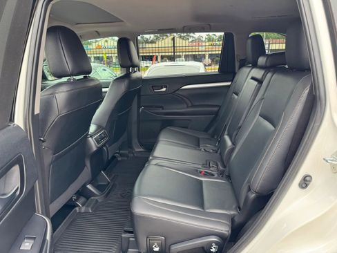 Used 2019 Toyota Highlander XLE FWD image 25