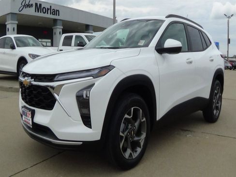 Used 2025 Chevrolet Trax LT w/ LT Convenience Package FWD image 2