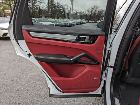 Used 2023 Porsche Cayenne Platinum Edition image 39