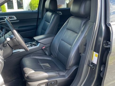 Used 2015 Ford Explorer XLT w/ Equipment Group 202B FWD image 16