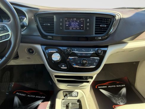 Used 2017 Chrysler Pacifica Touring-L FWD image 22