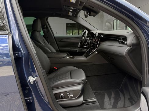 Used 2025 Maserati Grecale Modena image 33