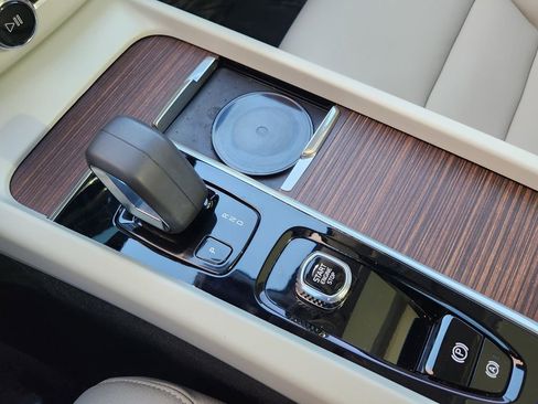 Used 2022 Volvo XC60 B5 Momentum image 10