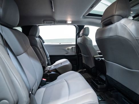 Used 2025 Toyota Sienna XLE image 37