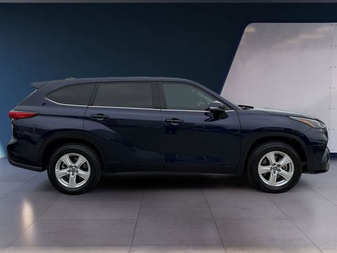 Used 2022 Toyota Highlander LE image 6