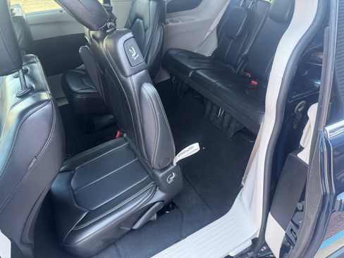 Used 2023 Chrysler Pacifica Touring-L FWD image 16