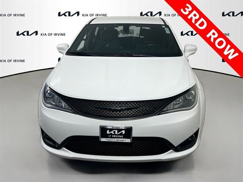 Used 2020 Chrysler Pacifica Touring w/ S Appearance Package image 2