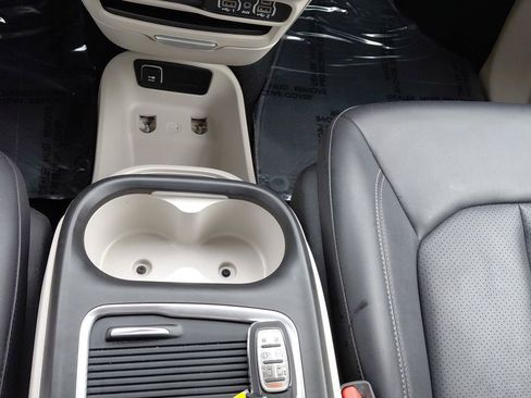 Used 2024 Chrysler Pacifica Touring-L FWD image 28