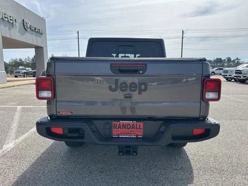 Certified 2022 Jeep Gladiator Sport AWD/4WD image 6