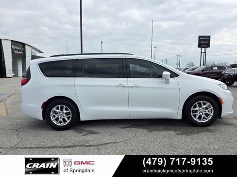 Used 2022 Chrysler Pacifica Touring-L FWD image 9