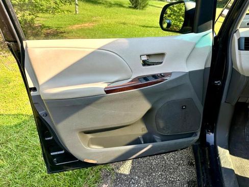 Used 2011 Toyota Sienna Limited image 12