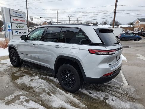 Certified 2024 Jeep Grand Cherokee Altitude image 9