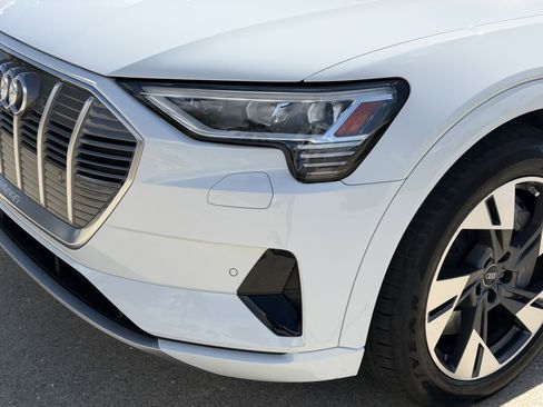 Used 2022 Audi e-tron Premium image 8