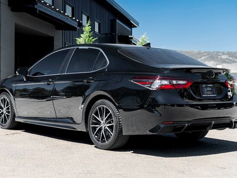 Used 2022 Toyota Camry SE w/ Convenience Package FWD image 2