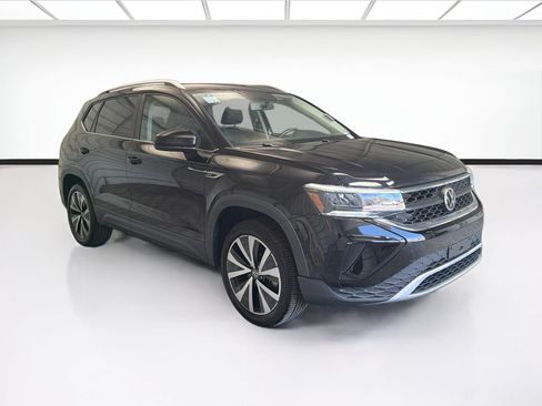 Used 2022 Volkswagen Taos SE FWD image 3
