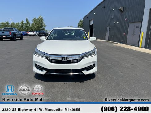 Used 2017 Honda Accord Touring image 2