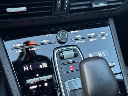 Used 2023 Porsche Cayenne Platinum Edition image 21