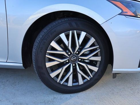 Used 2024 Nissan Altima 2.5 SV image 25