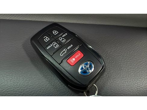 Used 2024 Toyota Sienna XLE image 19