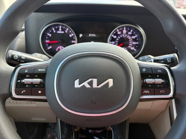 Used 2023 Kia Carnival LX FWD image 13