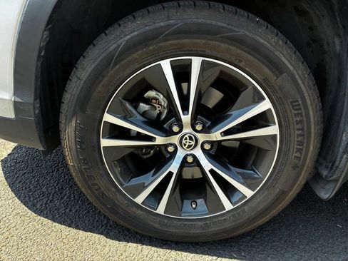 Used 2019 Toyota Highlander Plus FWD image 10